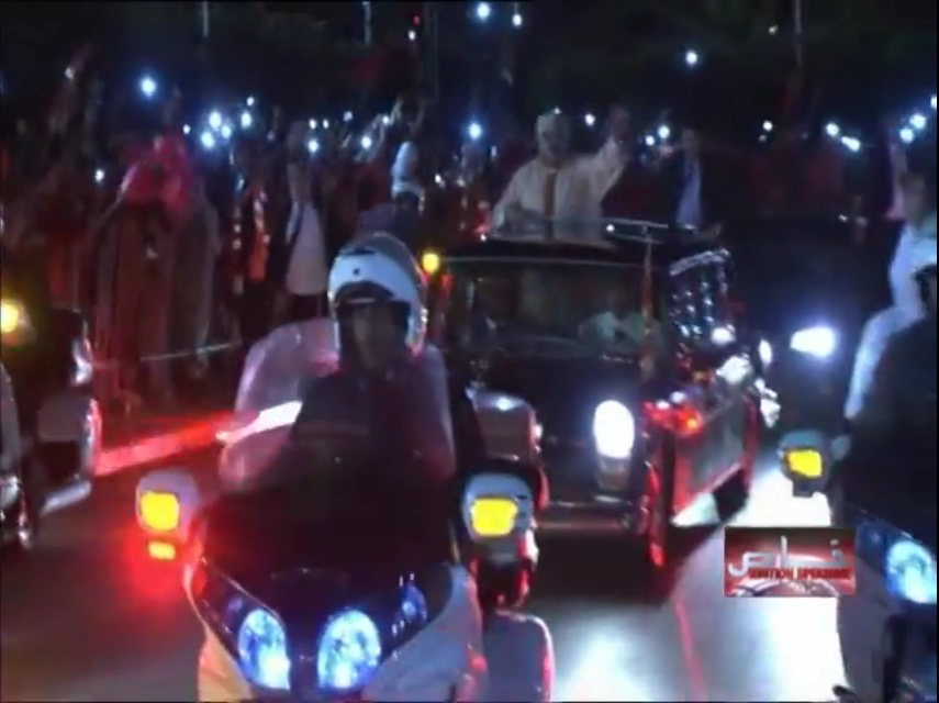لحظة وصول جلالة الملك محمد السادس لمدينة العيون