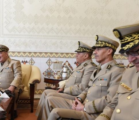 أزمة الجزائر تفتح الخلاف بين رئيس أركان الجيش والجنرالات المتقاعدين.