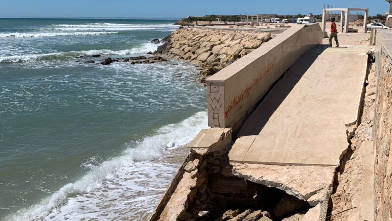 الأمواج تدمر “كورنيش” الداخلة بعد سنتين من إحداثه