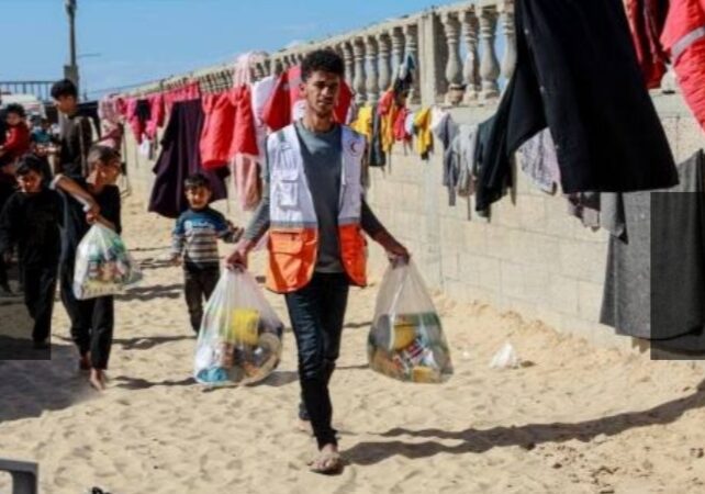 الهلال الأحمر الفلسطيني يوزع المساعدات الإنسانية التي أرسلها جلالة الملك محمد السادس إلى غزة